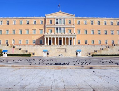 Η έκθεση της εξεταστικής για τα δάνεια των κομμάτων και ΜΜΕ και η αντίδραση της αντιπολίτευσης